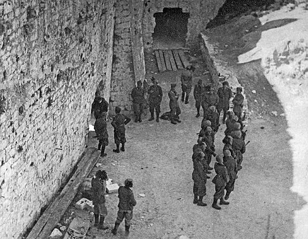 14. listopada, streljački vod priprema se za egzekuciju splitskih rodoljuba