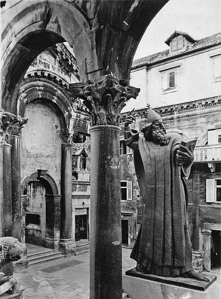 Od 3. do 12. studenog trajalo je, pod vojničkom stražom, demontiranje spomenika Grguru Ninskom na Peristilu