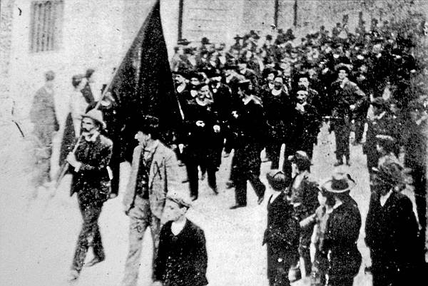 Socijalističke ideje javile su se početkom dvadesetog stoljeća među splitskim radnicima i težacima. Prvu crvenu zastavu pronio je splitskom Rivom na prvomajskoj proslavi 1906. godine Frane Piplović, prvak SDP-a Dalmacije