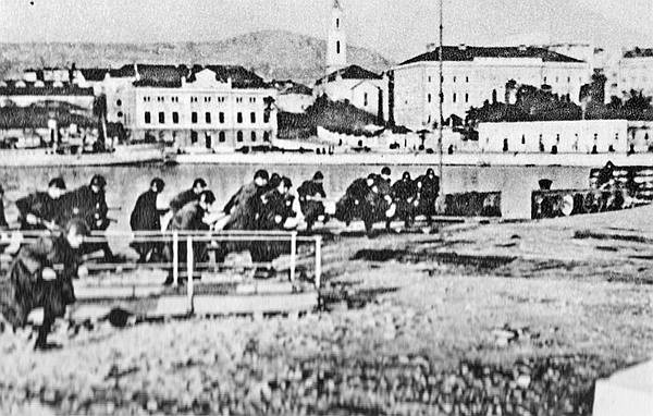 Iako prilikom ulaska u Split nije bilo otpora jugoslavenske vojske, talijanski vojnici, za potrebe svoje propagande glume »borbe za Split«. Vidimo ih kako junački »osvajaju« gatove u Gradskoj luci