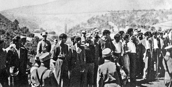 Krvnici su vrlo detaljno fotokamerom zabilježili egzekuciju - od odvođenja zarobljenih partizana na mjesto smaknuća i prizora pred pogubljenje, do plotuna streljačkog stroja, mrtvih tijela partizana, pucanja u one koji su još pokazivali znakove života i odvlačenja leševa u jame