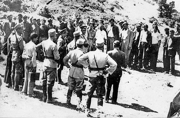 Krvnici su vrlo detaljno fotokamerom zabilježili egzekuciju - od odvođenja zarobljenih partizana na mjesto smaknuća i prizora pred pogubljenje, do plotuna streljačkog stroja, mrtvih tijela partizana, pucanja u one koji su još pokazivali znakove života i odvlačenja leševa u jame