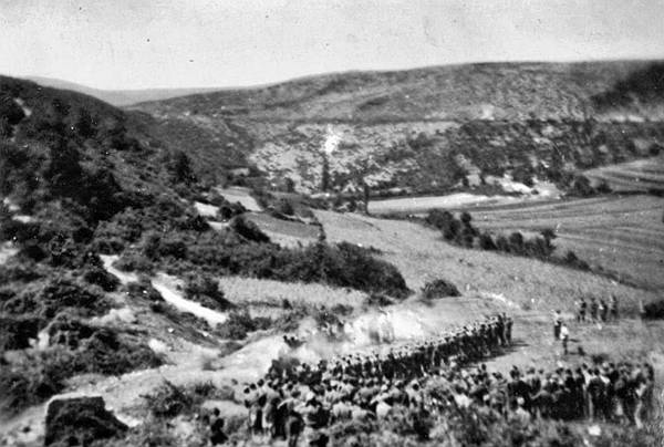 Krvnici su vrlo detaljno fotokamerom zabilježili egzekuciju - od odvođenja zarobljenih partizana na mjesto smaknuća i prizora pred pogubljenje, do plotuna streljačkog stroja, mrtvih tijela partizana, pucanja u one koji su još pokazivali znakove života i odvlačenja leševa u jame