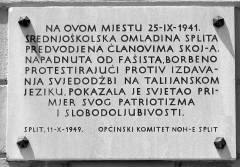 Spomen-ploča na zgradi Hrvatskog narodnog kazališta gdje su održane velike protestne demonstracije splitskih srednjoškolaca protiv svjedodžaba na talijanskom jeziku