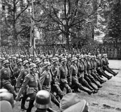 »Nakon veličanstvenog otpora varšavski radio prestao je svirati poljsku himnu i Hitler je ušao u ruševine grada. Nacija od trideset i pet milijuna pala je u bezdušne kandže onih koji nisu samo težili pobijediti već porobiti i bukvalno uništiti milijune ljudi« (Churchill, II. svjetski rat)