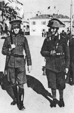 Ustaški (bivši jugoslavenski oružnik/žandar) i talijanski karabinjer patroliraju Rivom u travnju 1941.