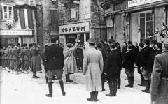 Odred splitskih GIL-ovaca, nekoliko oficira i splitski fašisti odaju počast tek postavljenoj ploči na Pjaci s novim nazivom Piazza Vittorio Emanuele III. Na svečanosti nema ni jedne civilne osobe