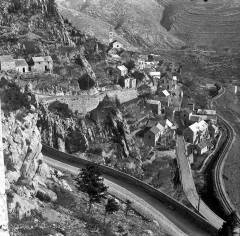 Trasa nekadašnje uskotračne pruge Split-Sinj pod Klisom (fotografija iz četrdesetih prošlog stoljeća) bila je stalna meta diverzantskih akcija. Rušenja kolosijeka i telefonsko-telegrafskih uređaja započela su već početkom srpnja 1941.