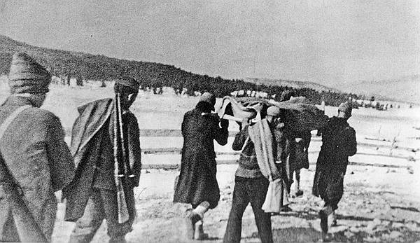 Na Dinari, u proljeće 1942., partizani prenose ranjenog borca