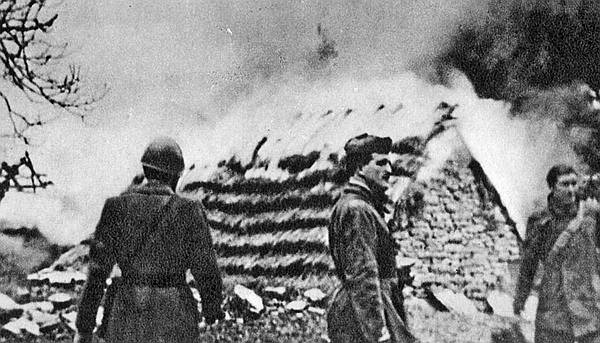 Paleći sela ispod Dinare u ožujskoj ofenzivi 1942., Talijani pokušavaju zastrašiti narod i spriječiti širenje partizanskog pokreta