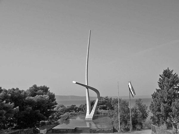 Nad Podgorom, gdje je začeta antifašisticka borba na moru, podignut je spomenik partizanskoj mornarici