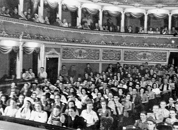 Pogled na prepuno gledalište za vrijeme svečane priredbe u danima prvog oslobođenja grada u rujnu 1943. 