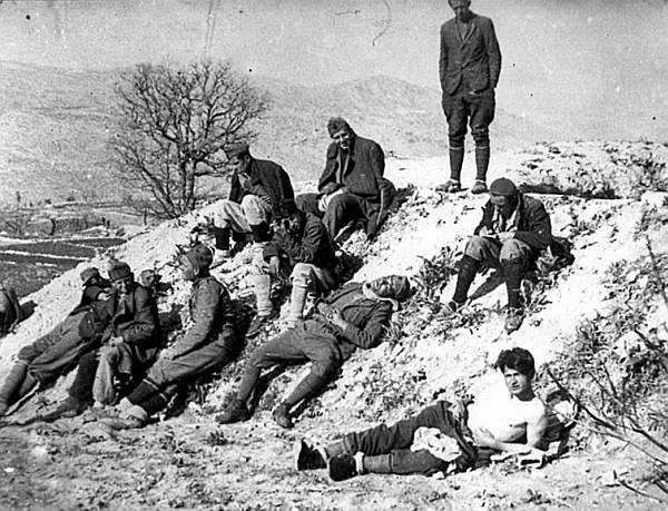 Odmor boraca poslije napuštanja Splita i napornog marša