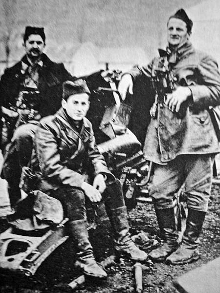 Uži dio štaba IX. dalmatinske divizije. Zdesna: Vicko Krstulović, komandant, Ljubiša Urošević, pomoćnik načelnika štaba divizije i Ivica Kukoč (sjedi), politički komesar divizije, na području Imotskog u veljači 1943