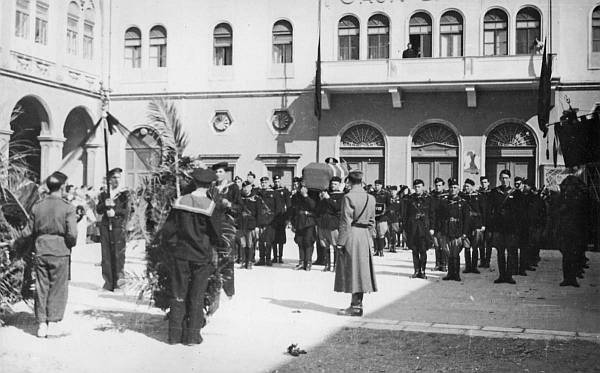 »Prvi je počeo vlastoručno ćuškati prolaznike i razbijati hrvatske natpise po splitskim ulicama. Giovanni Savo u svom kriminalnom nagonu organizira umorstvo druga Lučića Lavčevića, shrvanog dugim zatvorom, kojega bolesnog izvlače iz osamnice i u vojničkom kamionu ga strijeljaju i bajonetom probadaju. Stigla je zaslužena kazna Giovanniju Savu, tom ubojici…«