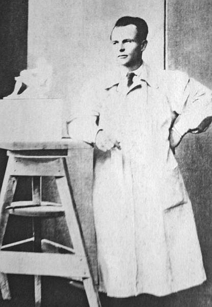 Akademski kipar Ivan Lozica kojeg su Talijani strijeljali koncem ožujka 1943. Studirao je na zagrebačkoj Akademiji kod Frane Kršinića, Roberta Frangeša-Mihanovića i Ivana Meštrovića. U trideset i trećoj godini ugasio se nadahnut, neobično uspješan, kreativan, nadasve nadaren mladi život