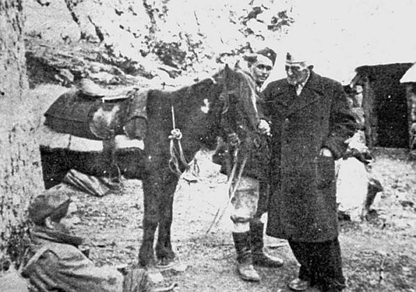 Stari pjesnik Vladimir Nazor u Hercegovini u proljeće 1943., u vrijeme IV. neprijateljske ofenzive. Na slici s Ivanom Goranom Kovačićem (sjedi) i pratiteljom