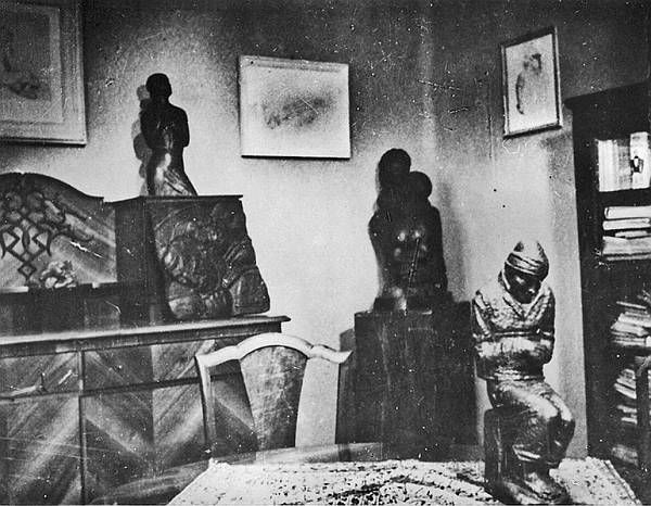 Izložba u atelijeru Marina Studina: izlagali su slikari Ante Zupa, Vjekoslav Parać, Nikola Ignjatović, Ljubomir Nakić, Rudolf Sabljić i skladatelj i slikar Ivo Tijardović, te kipari Marin Studin i, posmrtno, Ivan Lozica