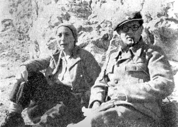 Profesorica u splitskoj Realnoj gimnaziji Anka Berus, jedna od organizatorica ustanka, i publicist Veselin Masleša, član Izvršnog odbora AVNOJ-a, u oslobođenom Livnu. Masleša je poginuo u srpnju 1943., prilikom proboja neprijateljskog obruča na Sutjesci