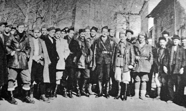 Delegati naroda iz cijele Dalmacije s Vickom Krstulovićem (u sredini) na prvom zasjedanju Skupštine NOO-a Dalmacije koncem siječnja 1943. u Livnu