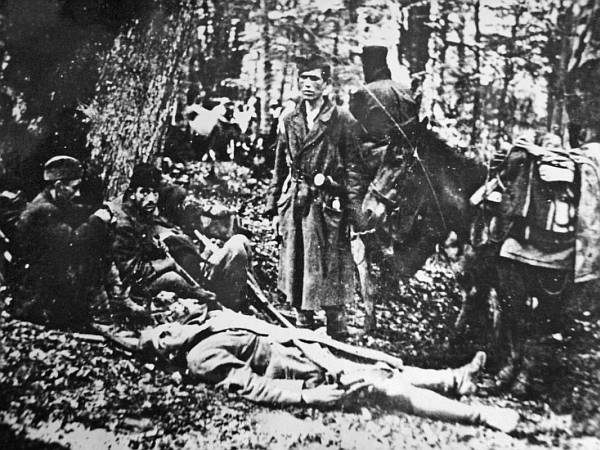 Borci 2. dalmatinske brigade iscrpljeni borbom, glađu i marširanjem u 5. neprijateljskoj ofenzivi (operacija Schwartz) koja se vodila od 15. svibnja do 15. lipnja 1943.)