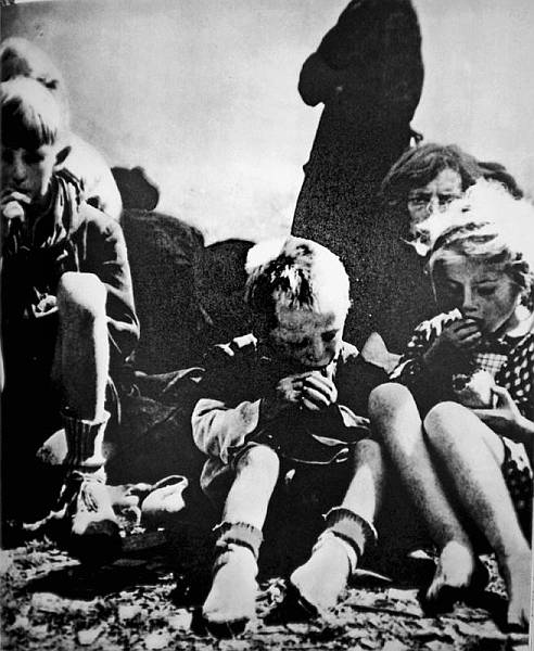 Mališani iz Dalmatinske zagore u zbjegu za vrijeme talijanske ofenzive ljeti 1943.