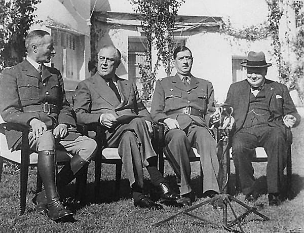 Predsjednik britanske vlade Winston Churchill i američki predsjednik Franklin D. Roosevelt u Casablanci na fotografiji s francuskim generalom Henrijem Giraudom (prvi slijeva), i vođom francuskog pokreta otpora generalom Charlesom de Gaulleom (treći slijeva)
