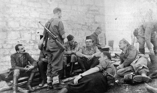 Ivo Lola Ribar (u sredini) i Vicko Krstulović (desno) s dijelom Štaba 1. proleterske divizije i IV. operativne zone kod Prologa početkom listopada 1943. Prvi slijeva je Koča Popović