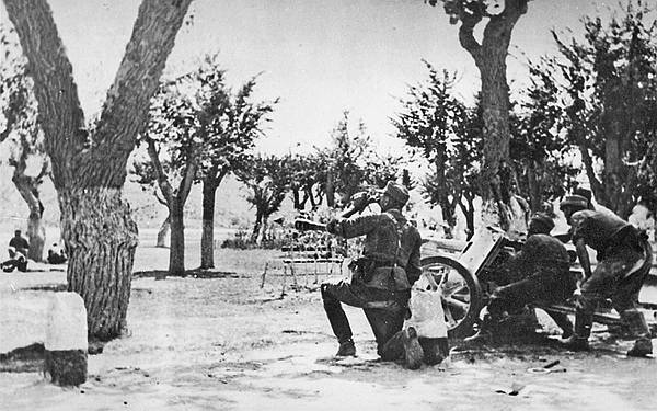 Njemačke postrojbe nadiru od Knina prema obali. Na dan kapitulacije Italije njihove motorizirane kolone pošle su prema Drnišu