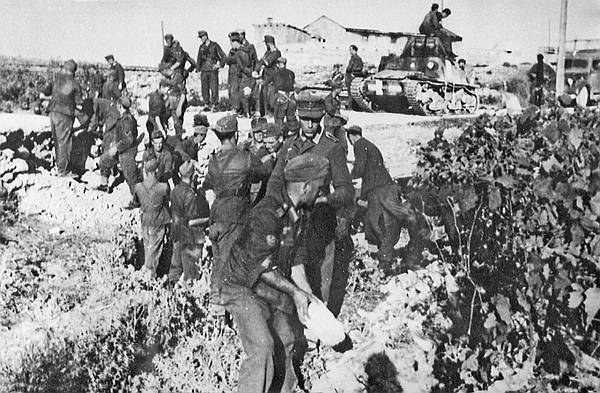 Njemačke postrojbe nadiru od Knina prema obali. Na dan kapitulacije Italije njihove motorizirane kolone pošle su prema Drnišu