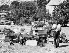 Partizanska straža kod ratnog materijala koji se iznosio iz Splita