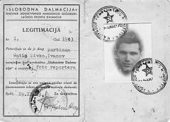 Fotoreporteru Slobodne Dalmacije Živku Gatinu izdana je u Splitu usred rata prva redakcijska novinarska iskaznica, vjerojatno prva i u novinstvu NOP-a