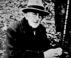 Stari pjesnik Vladimir Nazor u Hercegovini u proljeće 1943., u vrijeme IV. neprijateljske ofenzive.