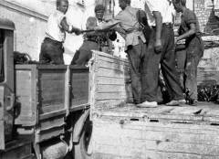 Splićani oduzimaju oružje talijanskim vojnicima