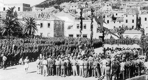 Maršal Tito govori dalmatinskim borcima na viškoj rivi 12. rujna 1944.