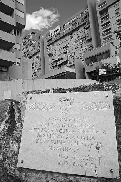 Goleme zgrade Splita 3 okružuju danas nekad samotno mjesto u Splitskom polju gdje su Nijemci strijeljali veliku grupu civila, među njima 51 mještana Mravinaca