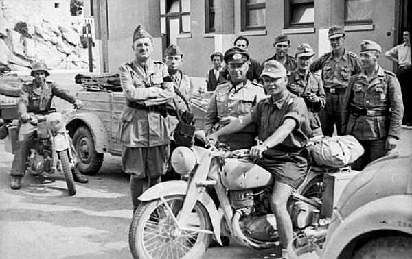 Grupa njemačkih vojnika pred hotelom Ambasador na Soluratu