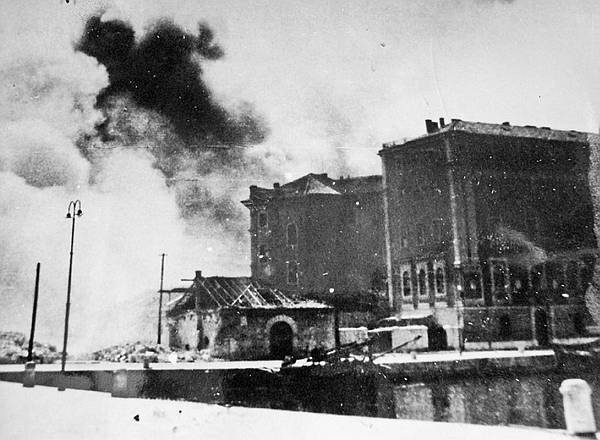 U prvim savezničkim bombardiranjima razrušen je dio kompleksa povijesnog Lazareta na Obali