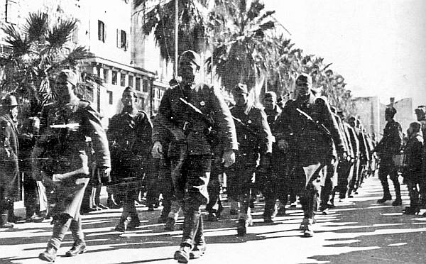 Pripadnici 8. dalmatinskog korpusa na splitskoj Rivi nakon konačnog oslobođenja grada