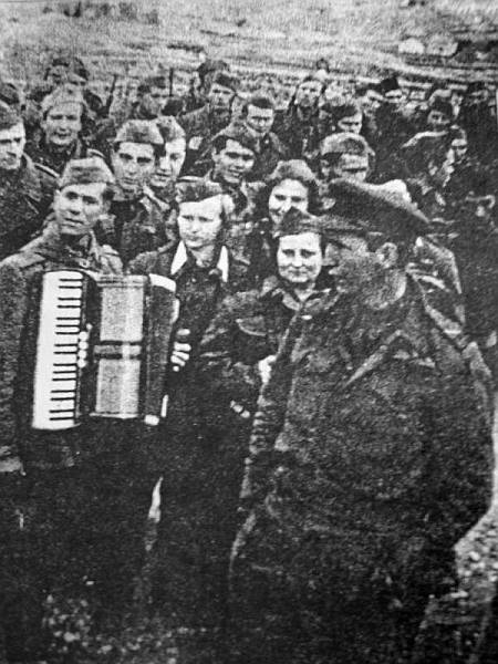 Ante Vesanović i zbor prigodom snimanja pjesme Marjane, Marjane na Visu