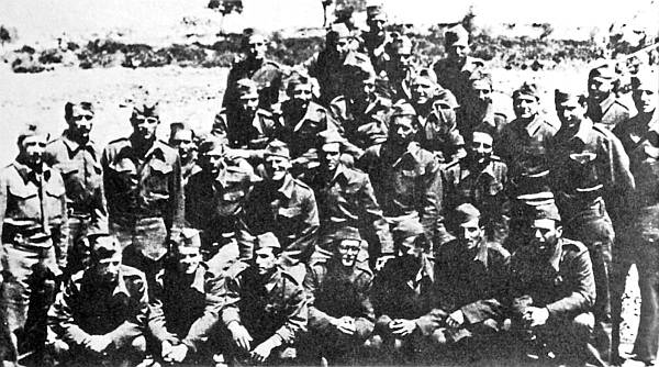 Igrači HŠK Hajduka nakon zakletve 14. svibnja na Visu - zdesna na lijevo u prvom redu čuče: Frane Duplančić, Dražen Martić, Ive Radovniković, Ozren Nedoklan, Mladen Berković, Živko Drašković i Zlatko Ferić. U drugom redu: Ljubo Benčić, Miljenko Krstulović, Frane Matošić, Vlado Kaliterna, Dušan Bizjak, Branko Bakotić, Marko Vušković, Hrvoje Čulić, Bonaventura Parić, Ante Antonini, Vinko Jelaska, Žarko Zelić i Veljko Subašić. Treći red: Ivo Peršić, Slavko Luštica, Zdenko Zelić, Jozo Matošić i Petar Brkljača. Četvrti red: Dušan Bjelanović, Ljubomir Kokeza, Ivo Alujević, Miljenko Batinić i nepoznati partizan