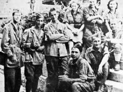 Grupni portret uredništva nakon prvog oslobođenja Splita u rujnu 1943. Slijeva stoje: Jure Kaštelan, Branko Radelić, Leo Geršković, Ružica Primorac, Kolja Losjakov i Cvijeta Job; sjede: Ante Volja Petrić, Oktobar Ilić i Šerif Šehović