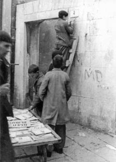 Radnici skidaju nazive ulica