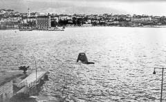 Krilo potopljenog aviona u Gradskoj luci