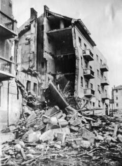 Direktni pogodak u još jednu stambenu zgradu u blizini koje je bomba pala i na sklonište gdje je bilo mnogo poginulih