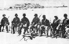 Pripadnici SS divizije »Prinz Eugen« sjede na kornižu Rive iznad parole: Živila Crvena armija!