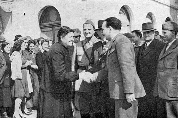 Predsjednik ZAVNOH-a Vladimir Nazor i predsjednik hrvatske narodne vlade Vladimir Bakarić s narodom