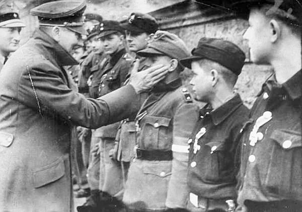 Prije samoubojstva, u tijeku bitke za Berlin, Hitler vrši smotru nedoraslih dječaka koje će poslati u smrt.