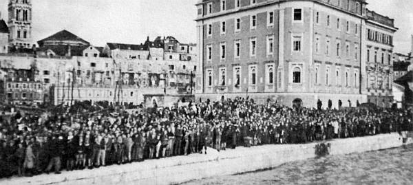 Ston je stigao s Visa: Splićani na dočeku rukovodstva Dalmacije.