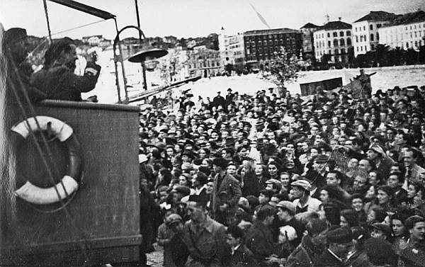 Organizator narodnog ustanka u Dalmaciji, pukovnik Narodnooslobodilačke vojske Vicko Krstulović, s palube broda pozdravlja okupljene građane